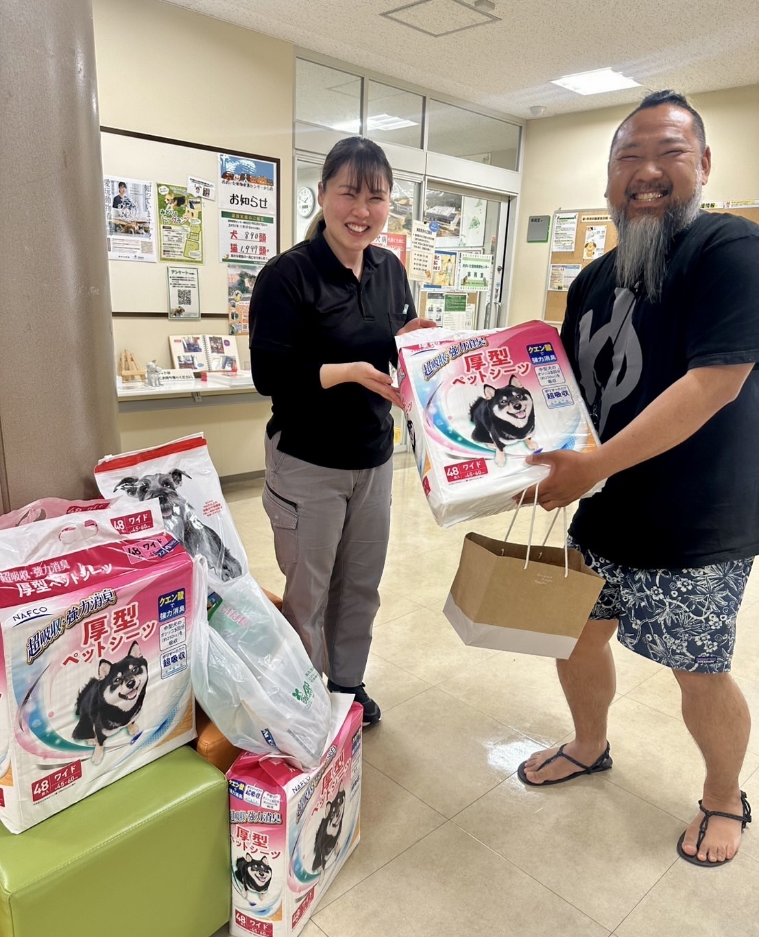 保護犬・保護猫のためのペットシーツを支援先へ届ける様子