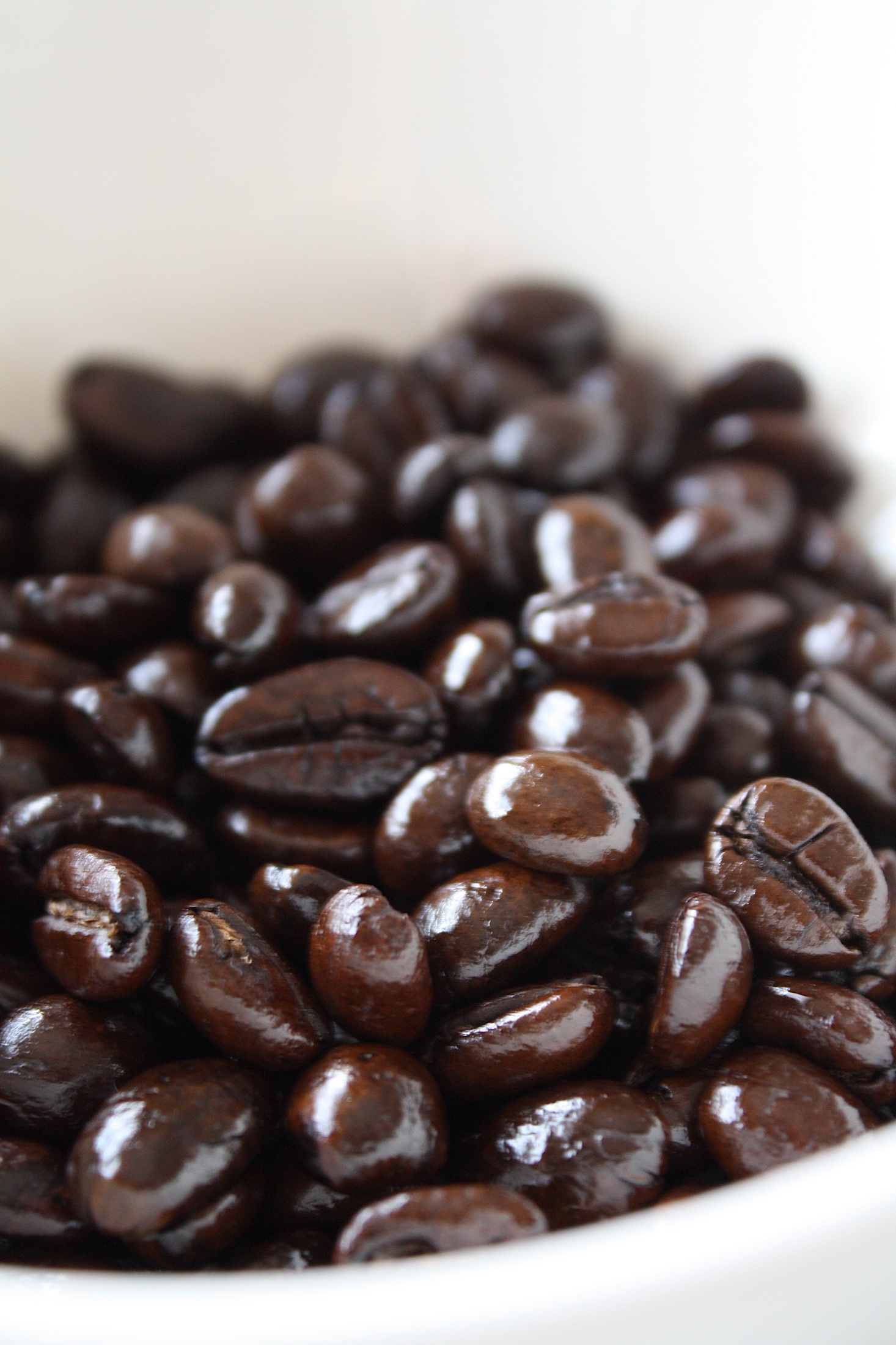 丁寧に焙煎された艶やかなコーヒー豆