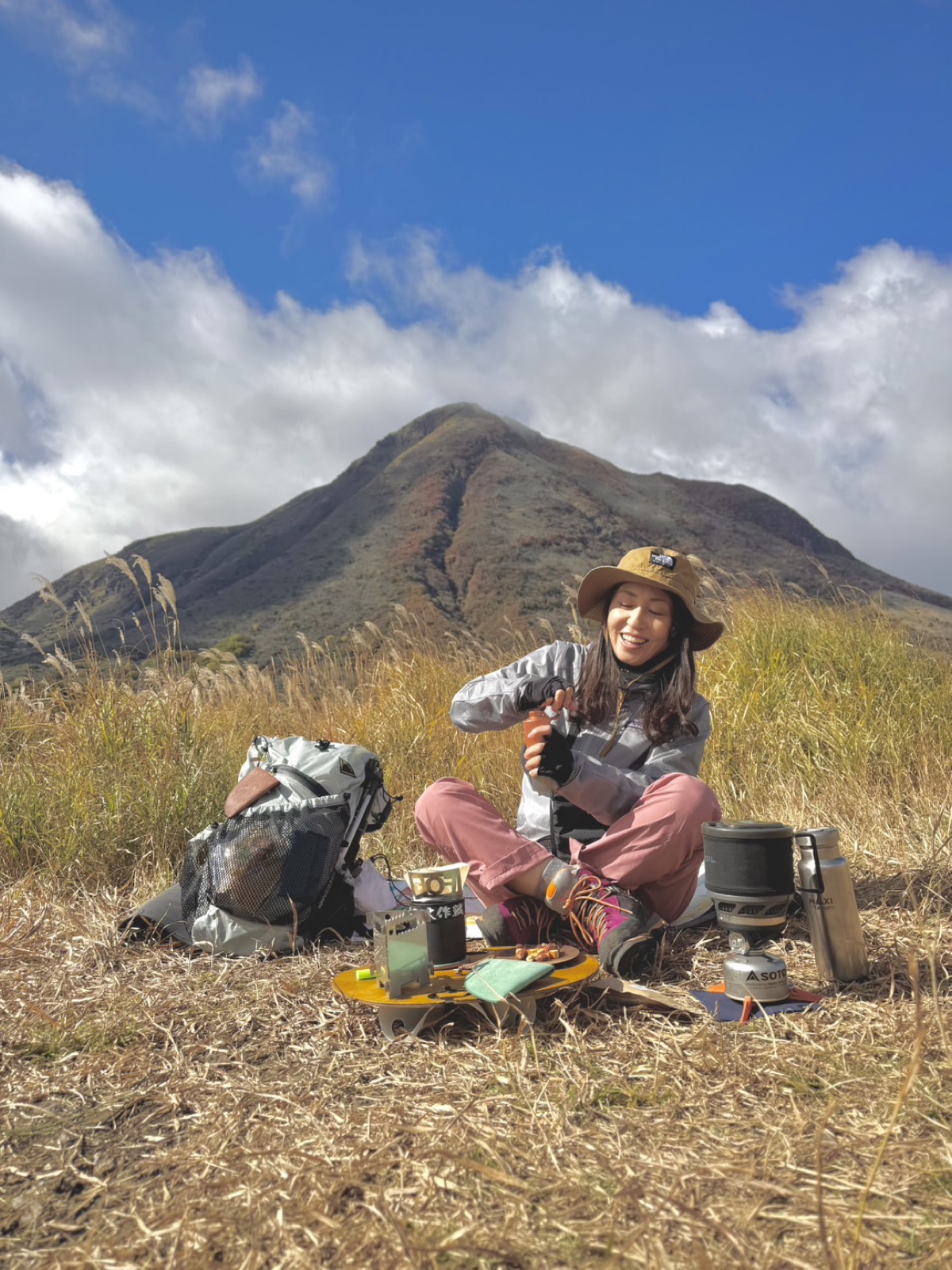 山の景色を眺めながらコーヒーを楽しむYUKI Camp